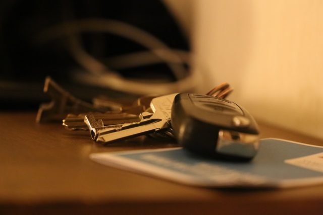 車のエンジンがかからない？鍵が回らない時や鍵マークがつく時の原因 